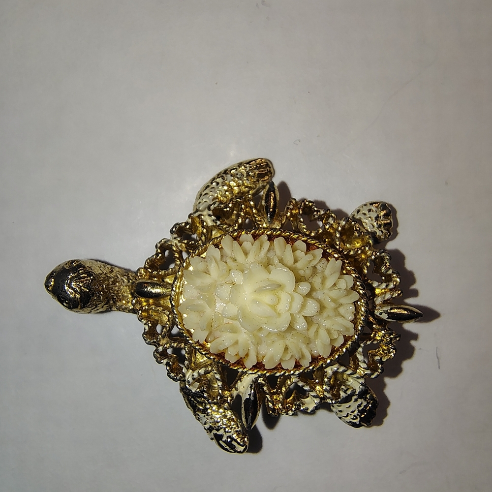 Vintage Gold Tone Turtle Brooch with Carved Floral Center - Picture 5 of 6